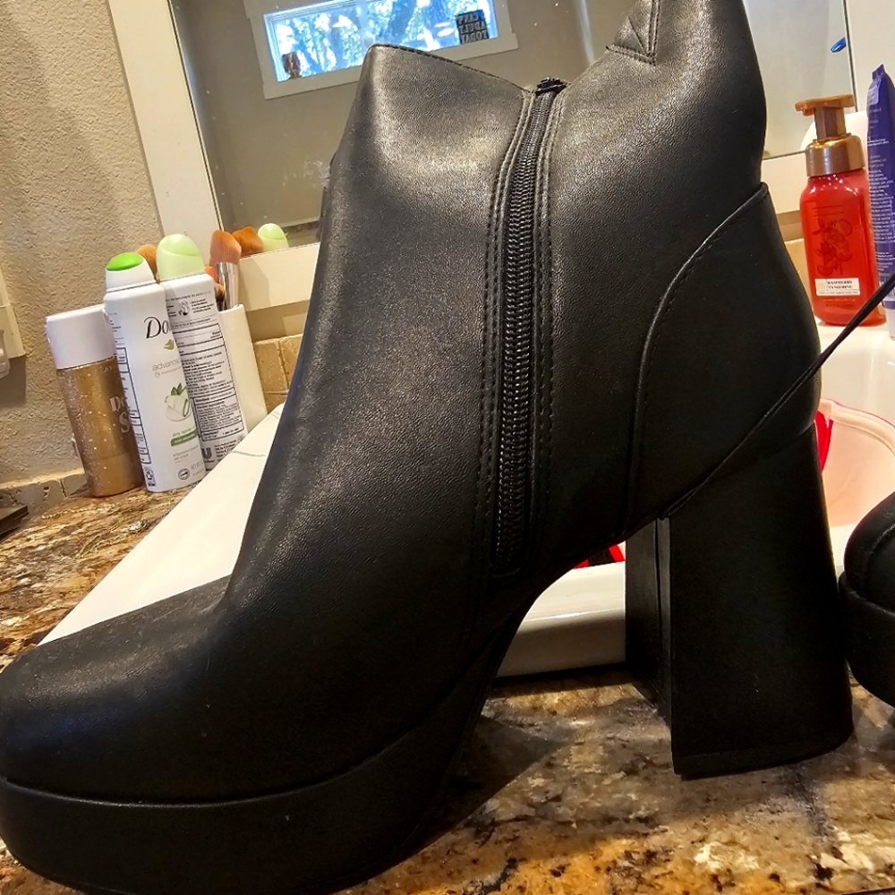 NWT Black Platform Zip-up Booties Size 8 1/2